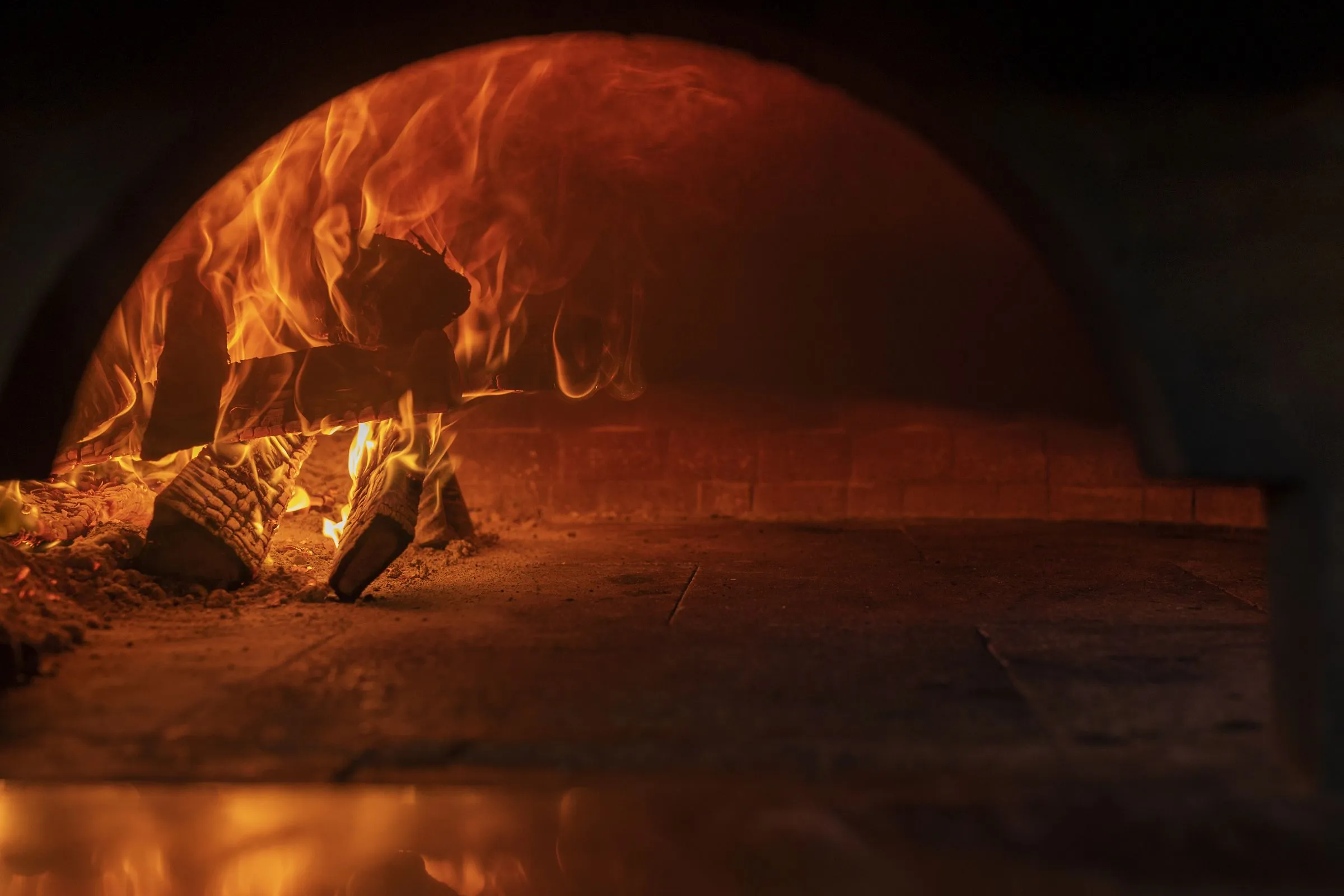 Leña ardiendo dentro del horno